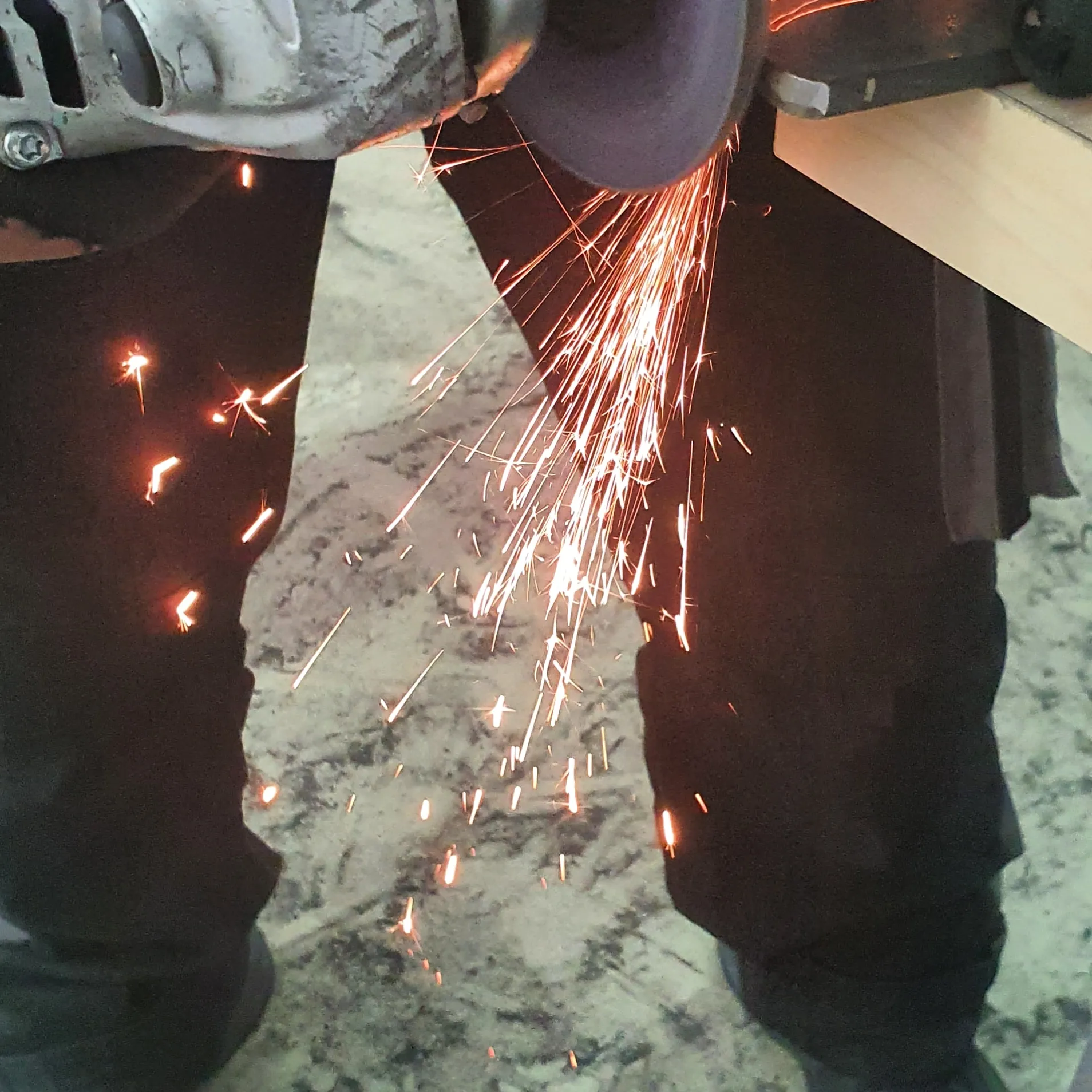 Metallbauer bei der Arbeit mit Funkenflug