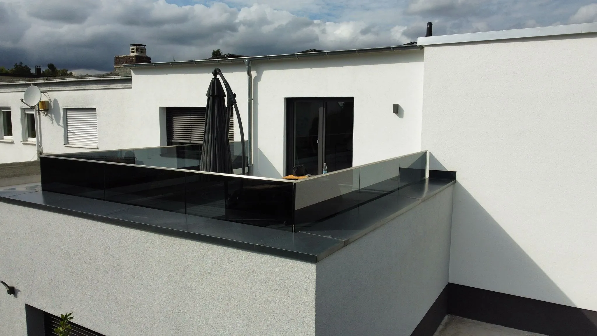 Ganzglasbrüstung in Schwarzglas-Optik